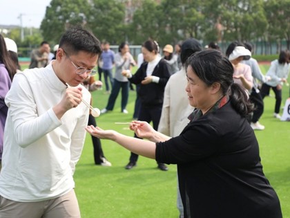 三尺讲堂映丹心，一片绿茵赛热血 ——我校教职工趣味运动会成功举行