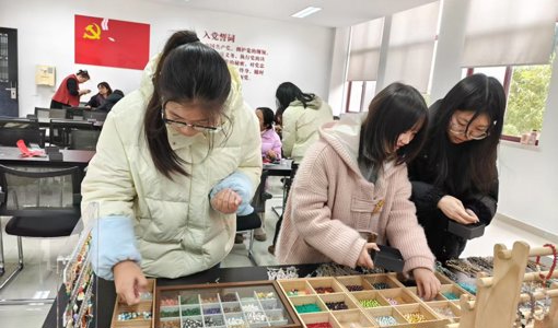 我校举办DIY手串扮美活动 助力贫困学生提升自信