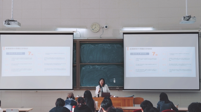 两会精神之光，照亮2025奋进之路——殷海芳校长为艺术系师生宣讲2025年全国两会精神
