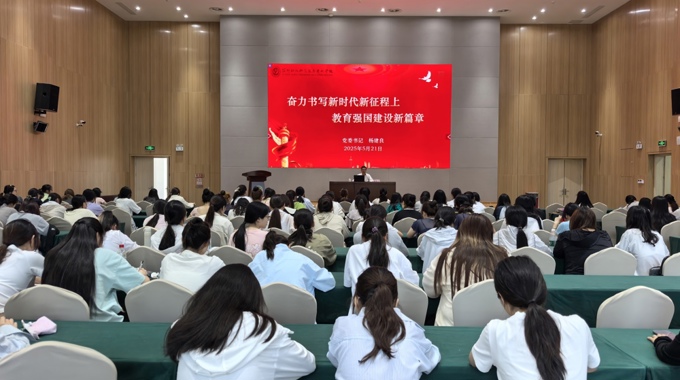 党委书记杨建良为入党积极分子讲授专题思政课