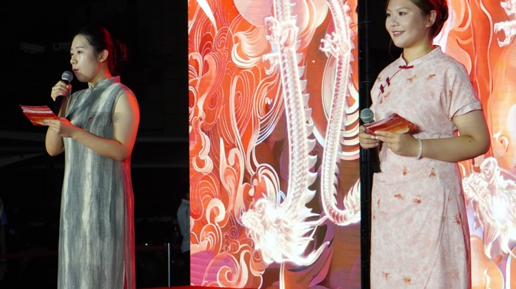 我校师生倾情献艺社区“村”晚 获一致好评