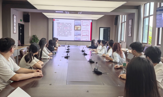 图书资料中心召开2025级阅读推广人会议