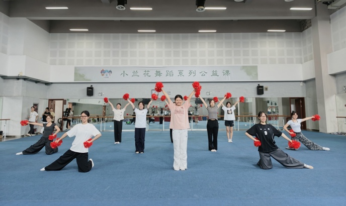 活力啦啦操燃动“苏州篮超”   我校健美操艺术团首秀