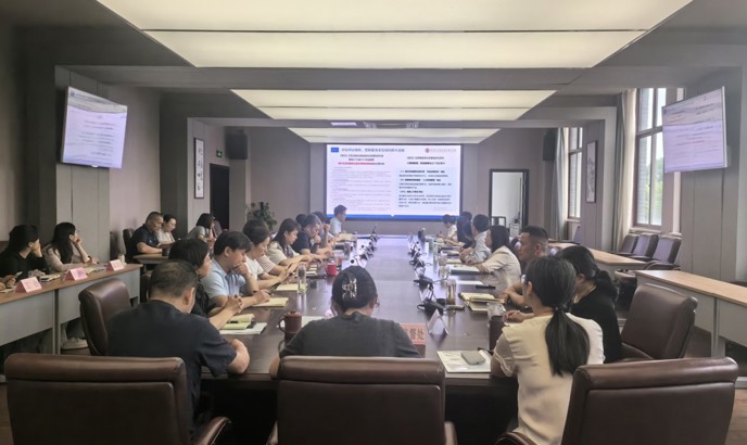 我校专题学习全市服务业大会精神
