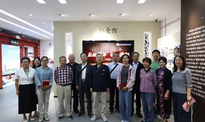 我校举办离退休支部重阳节祝寿活动暨生活导师聘任仪式